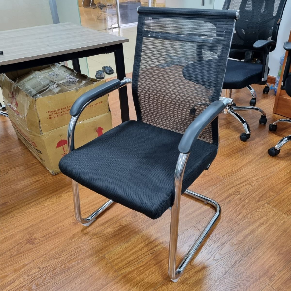 Ghế lưới chân quỳ được sử dụng khá phổ biến ở các văn phòng